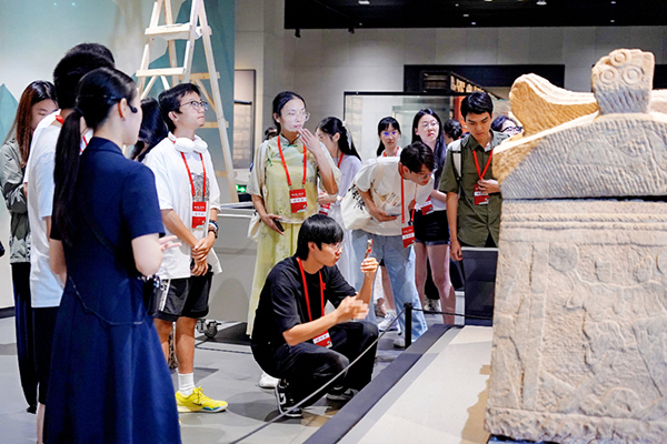 “重回李莊 賡續文脈”同濟大學開學第一課在宜賓李莊開講_fororder_新生們在中國營造學社陳列館參觀-供圖-宜賓市委宣傳部