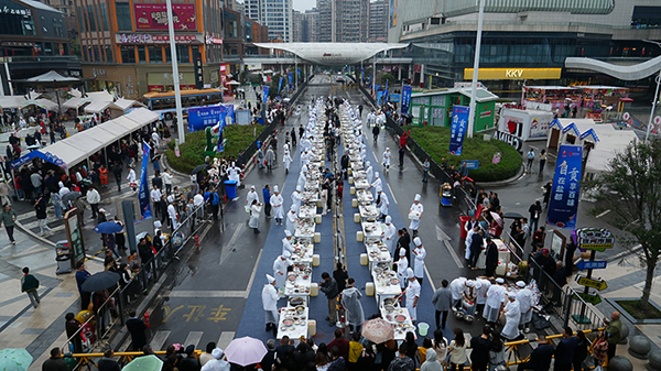 自貢:百名達人同烹冷吃兔 麻辣鮮香飄滿鹽都街頭_fororder_1活動現場