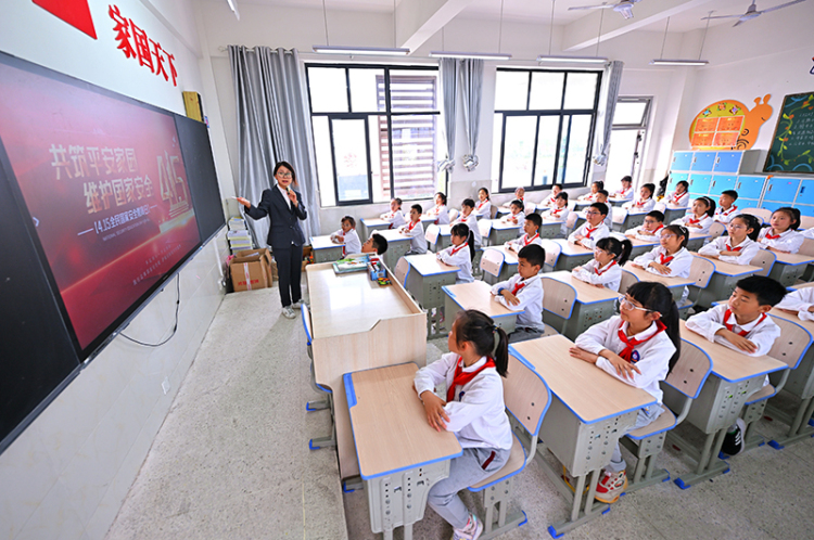 眉山仁壽：國家安全教育進校園_fororder_2025年4月14日，四川省眉山市仁壽縣文縝小學校開展“國家安全教育進校園”主題活動，教師在向學生講解國家安全知識。010