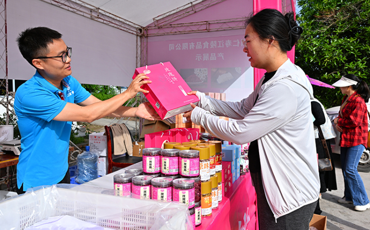 眉山仁壽：小小玫瑰花 增收大産業_fororder_4月15日，遊客在仁壽縣藕塘鎮飛龍村，購買玫瑰花産品。010