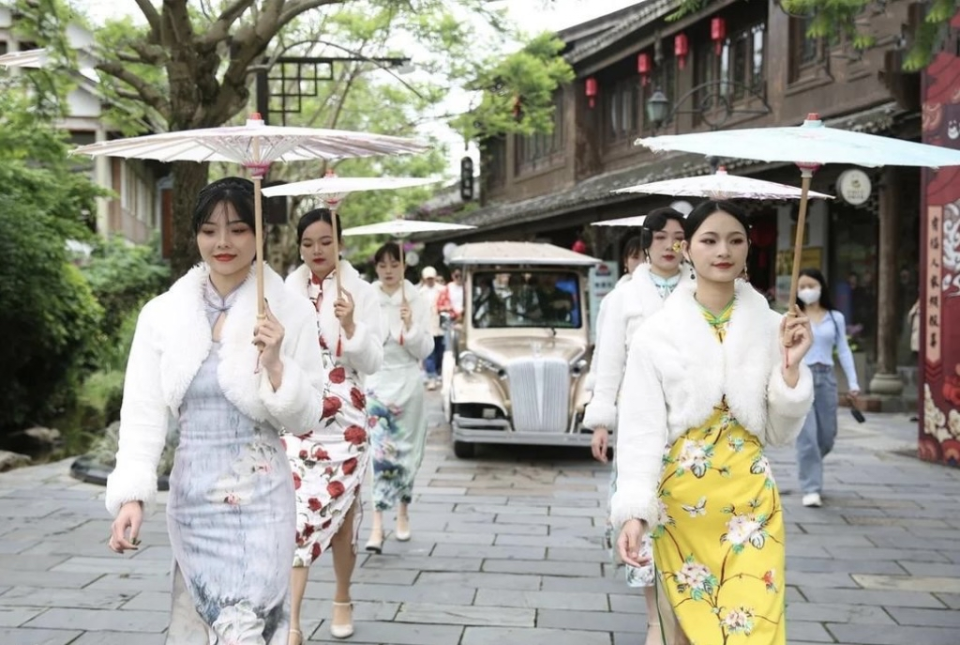 Step into Anren in Qipao: “May Day” Fest Celebrates Timeless Chinese Elegance_fororder_圖片 1