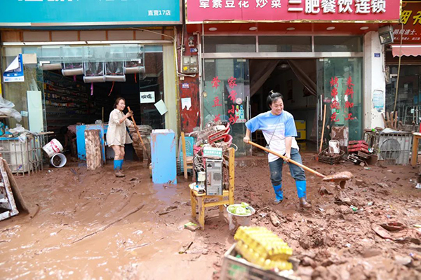 淤泥未幹 溫情已至：瀘州市合江縣福寶鎮災後自救重建_fororder_7-居民群眾自發參與清淤-圖片來源合江縣融媒體中心