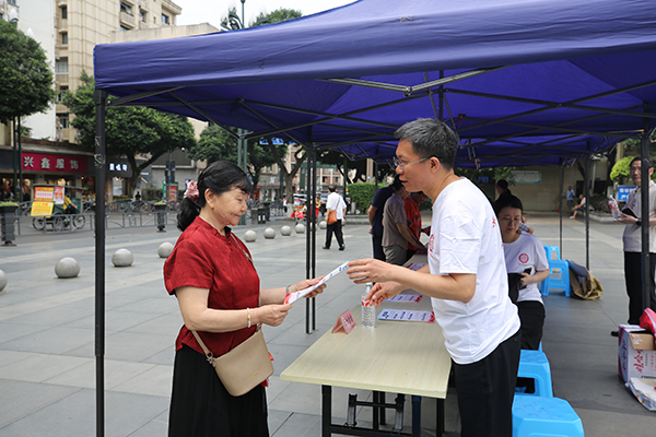 宜賓翠屏區開展“6·9”國際檔案日暨檔案法修訂頒布5週年宣傳活動_fororder_工作人員向來往群眾宣傳檔案知識