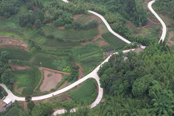 宜賓長寧：公路連村組 振興有坦途_fororder_建成的通組公路-供圖-長寧縣融媒體中心