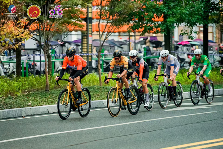 2025中國公路自行車公開賽(眉山彭山站)鳴笛開賽 千名騎手逐風岷江畔_fororder_微信圖片_20251102211021_42_4