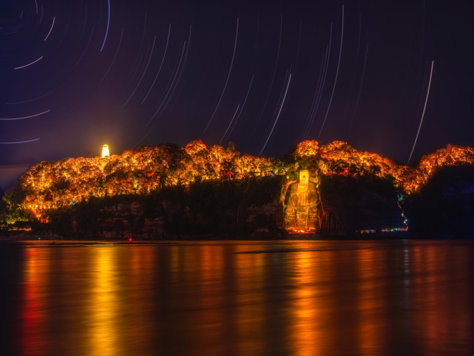 海外ユーチューバーが楽山大仏に感嘆!