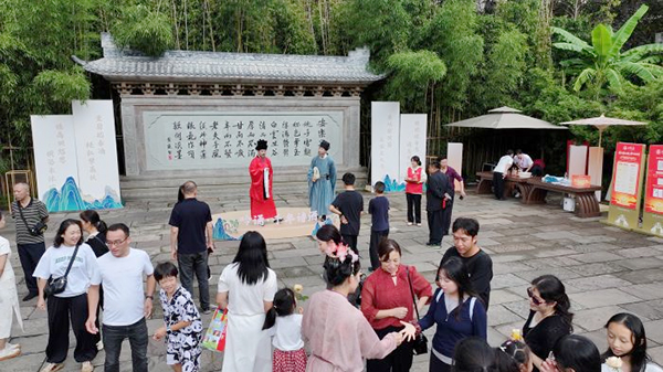 國慶中秋“雙節”：循著長江酒香 感受五糧液文旅“新釀”_fororder_安樂泉“詩酒飛花令”活動現場-供圖-五糧液集團