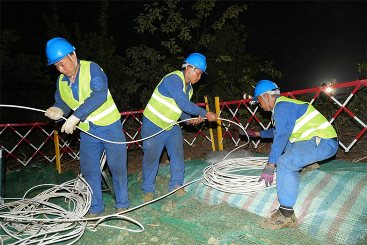 德陽供電公司順利完成跨越寶成鐵路斷緊線及附件安裝施工作業_fororder_未標題-2