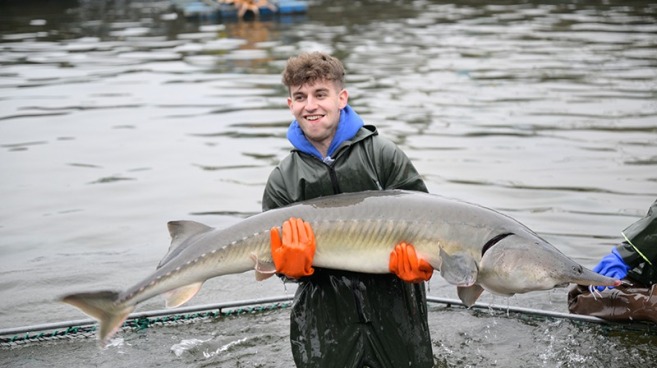 “扇”懵了 法國小夥被鱘魚“爆揍”_fororder__DSC6995