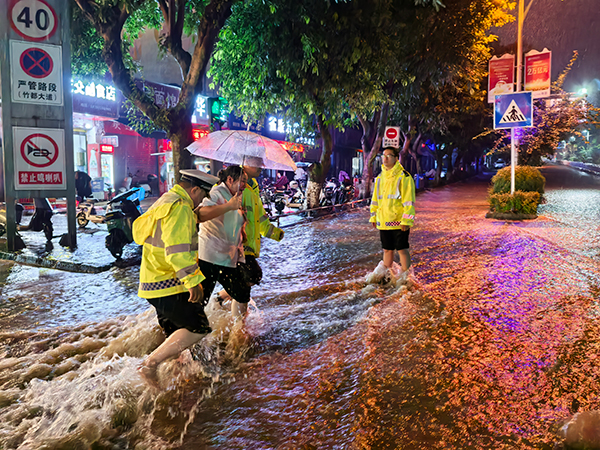 暴雨夜襲宜賓長寧 多方聯動築牢“安全防線”_fororder_搶險現場-供圖-長寧縣融媒體中心1