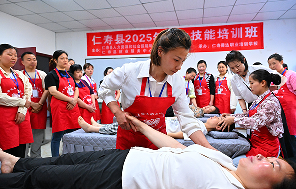 眉山仁壽：技能培訓助就業_fororder_2025年4月17日，在眉山市仁壽縣騰達職業培訓學校，學員們正在進行按摩技能實習操作。09