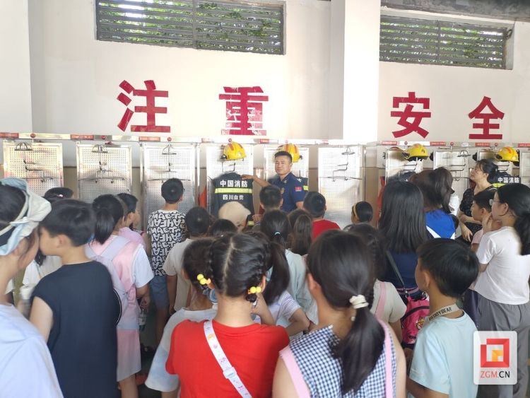 自貢高新區勝景社區：青少年沉浸式體驗消防“新武器”