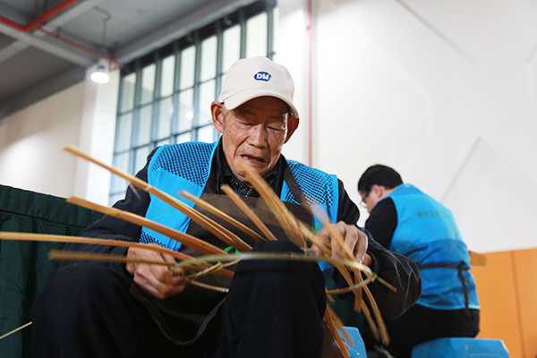 瀘州納溪:竹間爭鋒“編織”百億産業新藍圖_fororder_圖為參賽選手正在製作竹編。--張玉龍-攝