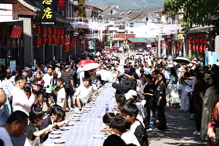 宜賓長寧連續四年躋身中國縣域旅遊競爭力百強_fororder_千人涼糕宴-供圖-長寧縣融媒體中心