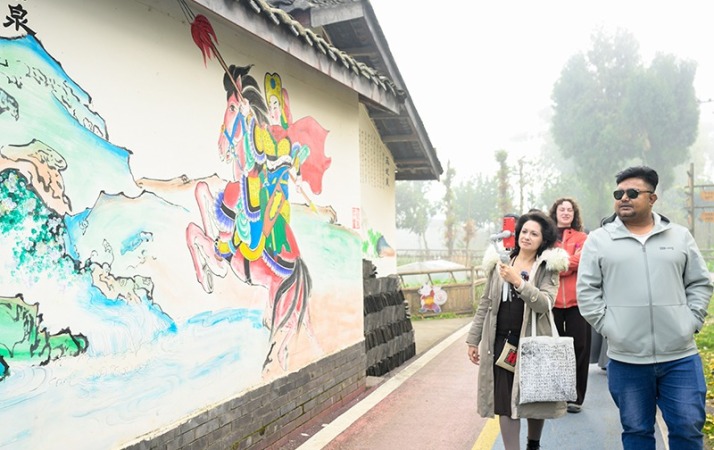 被綿竹年畫村美到 國際主播網紅做年畫 直呼“文化魅力拉滿”
