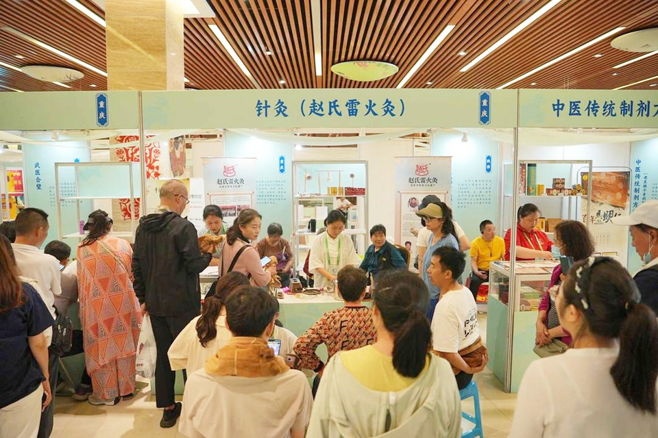 老外被正骨“征服” 成都非遺節中醫火到“出圈”