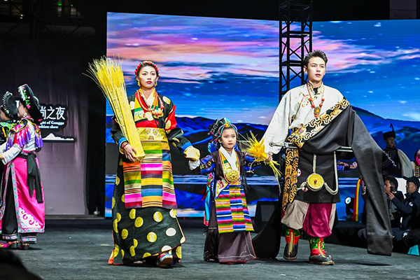 “貢嘎時尚之夜”在甘孜康定情歌廣場璀璨上演_fororder_圖片-2