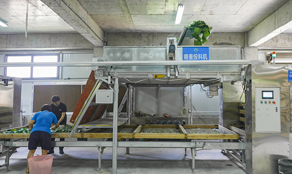 宜賓高縣：科技賦能 蠶桑産業織就致富“新絲路”_fororder_自動投喂生産線-供圖-高縣融媒體中心