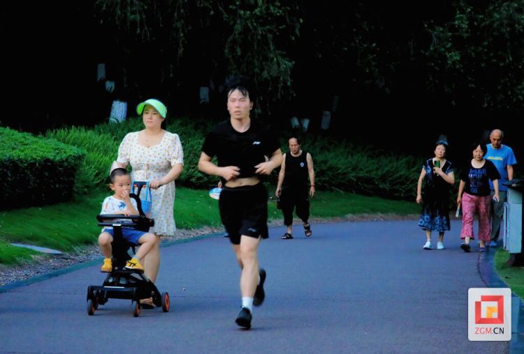 【圖賞鹽都】暮色中的南湖公園