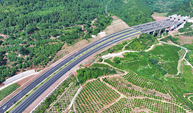 眉山仁壽：路網暢通 發展加速_fororder_2025年6月15日，航拍四川省眉山市仁壽縣大化鎮天府大道二峨山段。-03-(2)
