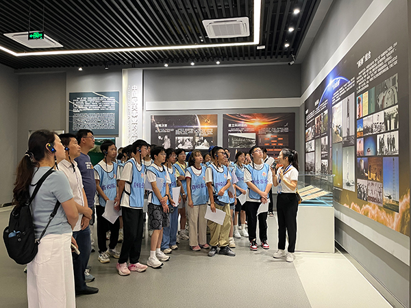 宜賓市一曼中學校：“一曼班”走進哈爾濱工業大學 沉浸式感受航天魅力_fororder_航天館聆聽講解-攝影--李雲春1