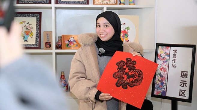 執筆繪吉祥 國際主播網紅體驗“農閒握筆頭”