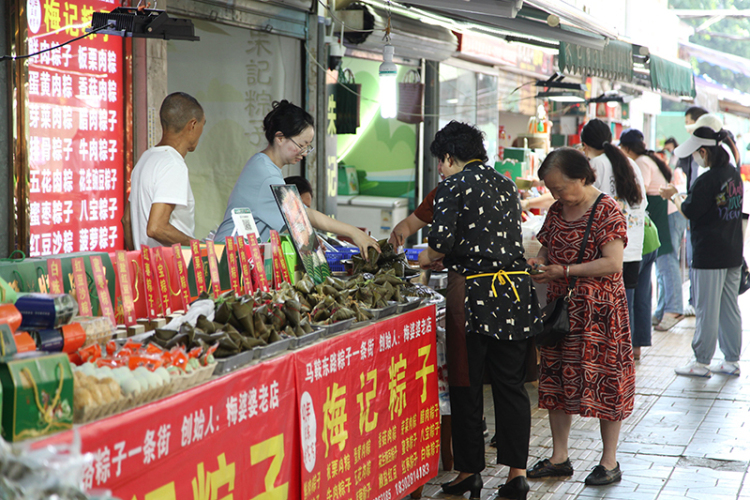 Chengdu’s Zongzi Street Opens with Festive Fervor_fororder_消費者在購買粽子1 攝影 潘歡歡