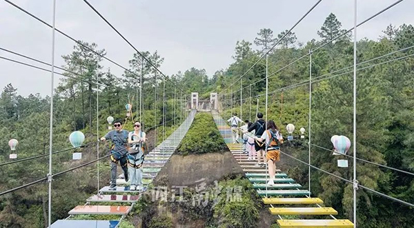 “五一”假期內江接待遊客290多萬人次_fororder_遊客體驗步步驚心網紅橋