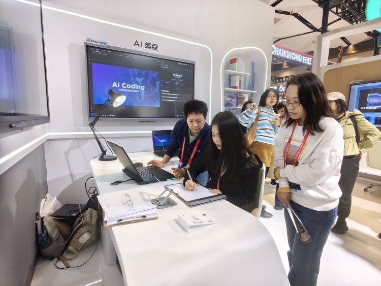 提前探館Vlog|記者帶你搶先揭秘“一塊好屏”背後的創新成果