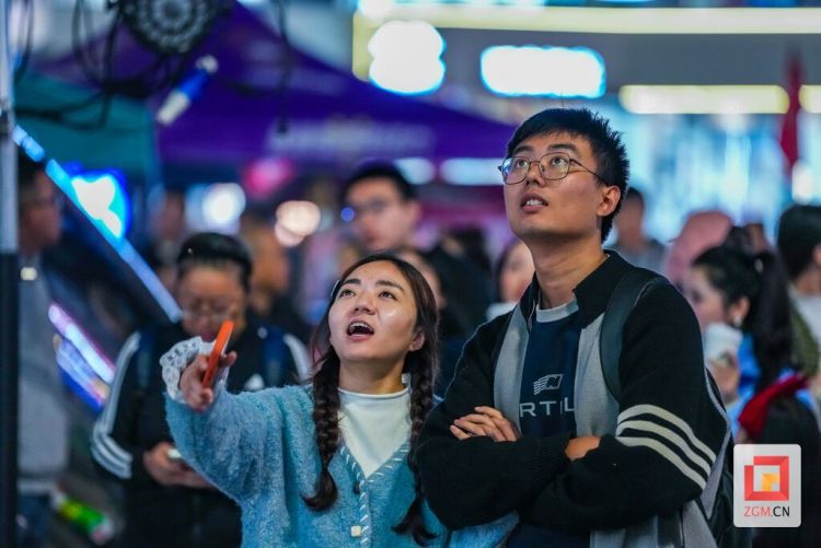 自貢高新區川超第二觀賽現場：“逆風翻盤”引百人狂歡，“拐杖哥”舉杖助威成焦點