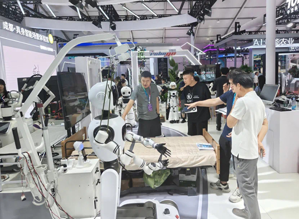 成都“溫江造”康養機器人亮相2025世界機器人大會_fororder_展覽現場-供圖-成都市溫江區委宣傳部