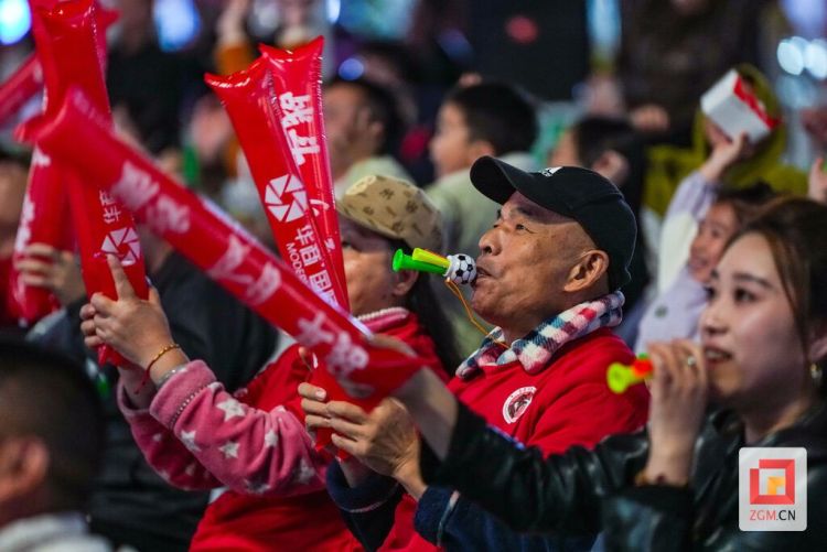 自貢高新區川超第二觀賽現場：“逆風翻盤”引百人狂歡，“拐杖哥”舉杖助威成焦點