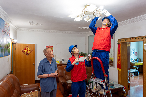 “時代楷模”精神照亮電力人的奮鬥之路_fororder_國網四川電力（綿陽）連心橋黨員服務隊來到綿陽市涪城區綿興社區和綿州社區幫助在家高齡老人更換故障燈具，排除用電安全隱患。（ 田海
