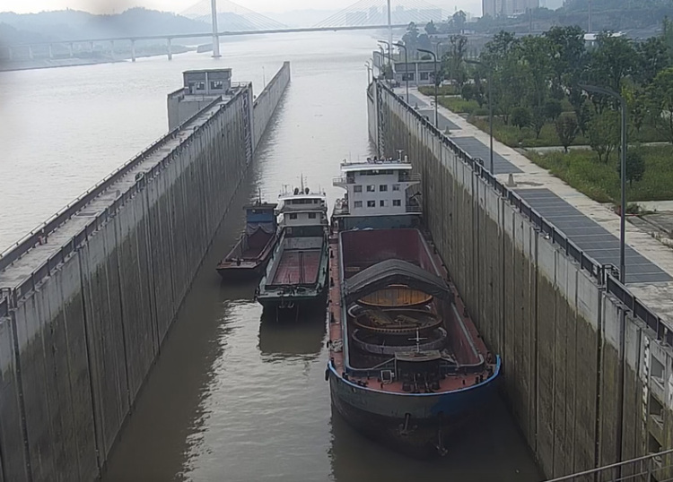 岷江犍為航電樞紐首次通過4000噸級船舶_fororder_船舶通過岷江犍為航電樞紐船閘-供圖-四川港投集團