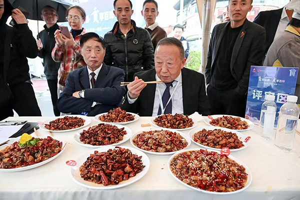 自貢:百名達人同烹冷吃兔 麻辣鮮香飄滿鹽都街頭_fororder_4重慶網紅“鹵鵝哥”作推薦