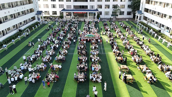 眉山洪雅 為民生寫就一首城市的“立體情詩”_fororder_夏季“村晚”-桌山宴