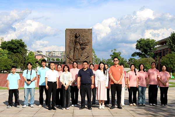 宜賓市一曼中學校：校際聯動傳薪火 共話育人新藍圖_fororder_合影留念-攝影-陳國峰