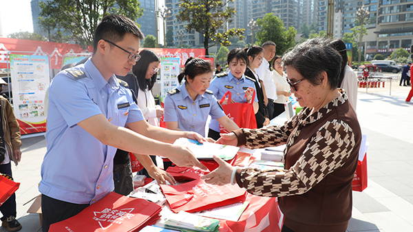 宜賓市翠屏區2025年防震減災宣傳周啟動_fororder_發放宣傳資料