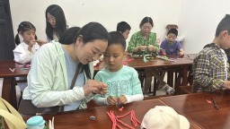 德陽羅江：巧手傳廉韻 絨花寄母恩