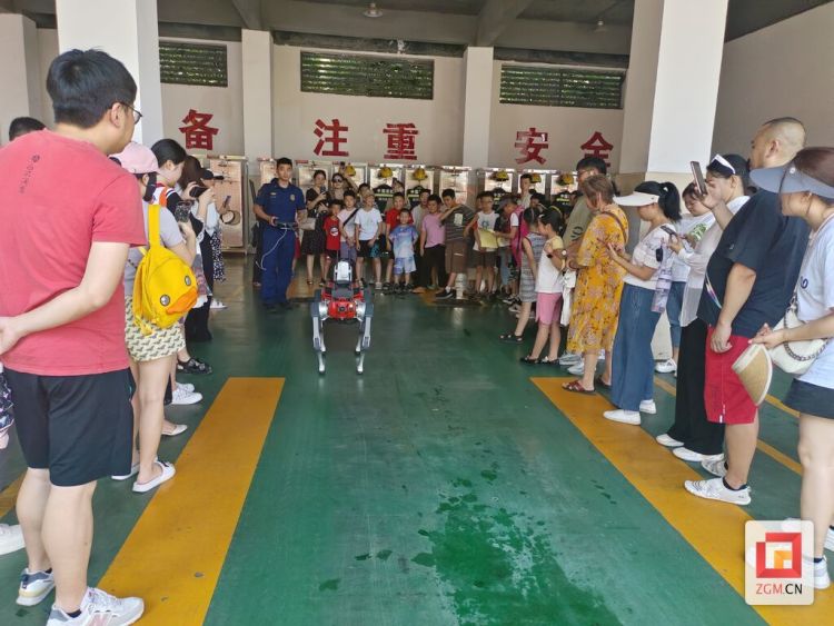 自貢高新區勝景社區：青少年沉浸式體驗消防“新武器”