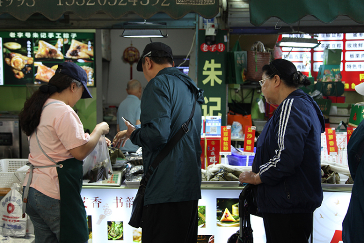 Chengdu’s Zongzi Street Opens with Festive Fervor_fororder_消費者在購買粽子 攝影 潘歡歡