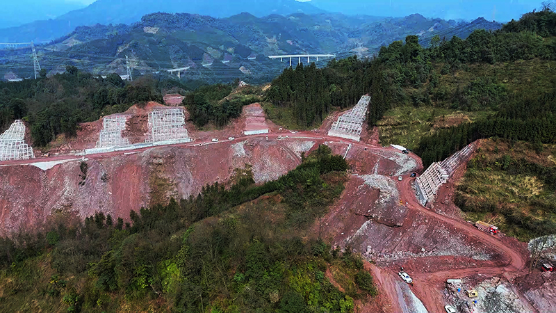 眉山洪雅：重點項目完成投資23億元_fororder_“川零公路”項目施工現場