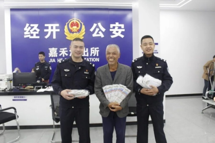 遂寧經開公安：居民耗時近一年制30雙鞋墊贈民警 雙向奔赴的溫暖治愈人心