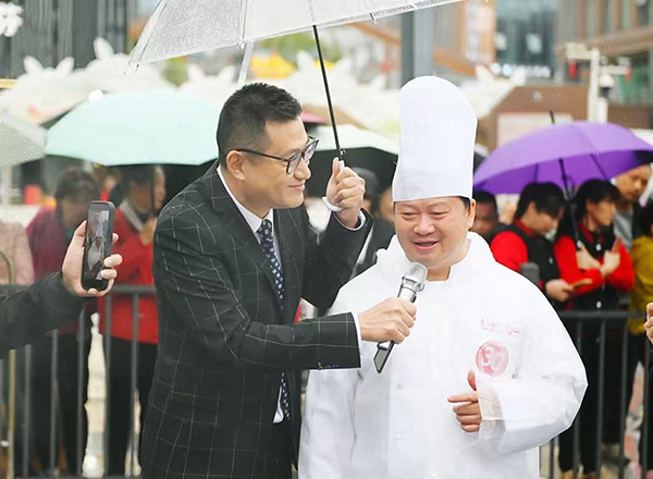 自貢:百名達人同烹冷吃兔 麻辣鮮香飄滿鹽都街頭_fororder_3重慶網紅“鹵鵝哥”作推薦