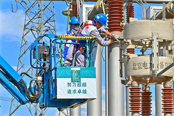 四川電網春季檢修進行時_fororder_6.5月7日，在四川省涼山州錦屏±800千伏特高壓換流站，國網四川送變電公司檢修人員正在解除直流場設備引線，做好電氣試驗準備工作。（彭寶俊-攝）