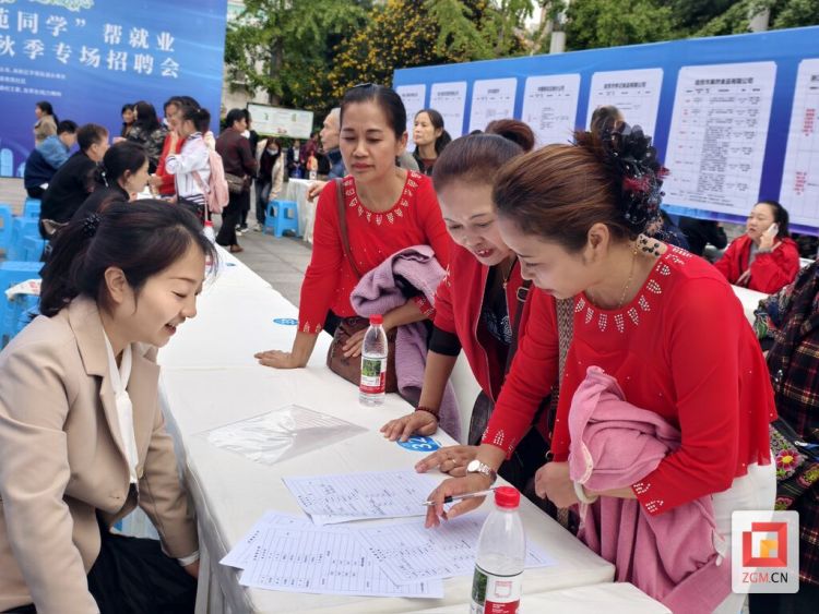 自貢高新區學苑街道舉辦2025年“小苑同學”幫就業暨高校畢業生秋季專場招聘會