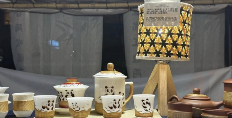 道明竹編亮相世運村 創意作品獲讚_fororder_漆器竹編蓋碗茶具-供圖-崇州市委宣傳部