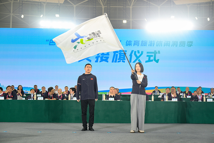 川渝攜手以體育賦能融合發展 自貢打造“賽事之城”新名片_fororder_5交接旗儀式現場（攝影-廖志全）