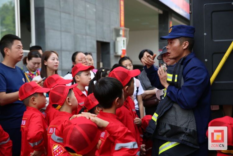 自貢高新消防大隊攜手自貢麥當勞舉辦“小小消防員”活動