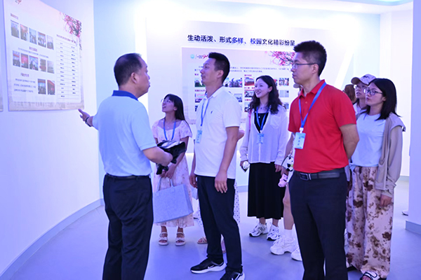 宜賓市一曼中學校：取經問道促發展 對標學習啟新程_fororder_參觀校史館--供圖-宜賓市一曼中學校